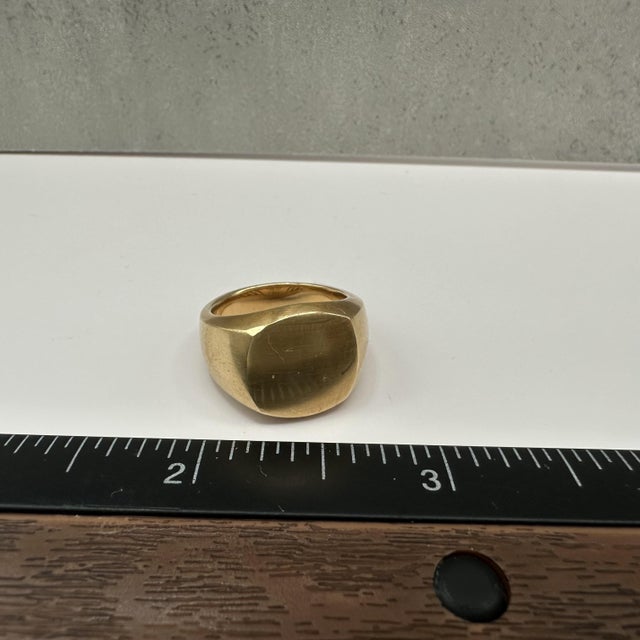 Metal Designer David Yurman Signet Ring 18kt Yellow Gold Size 5 With Pouch For Sale - Image 7 of 7