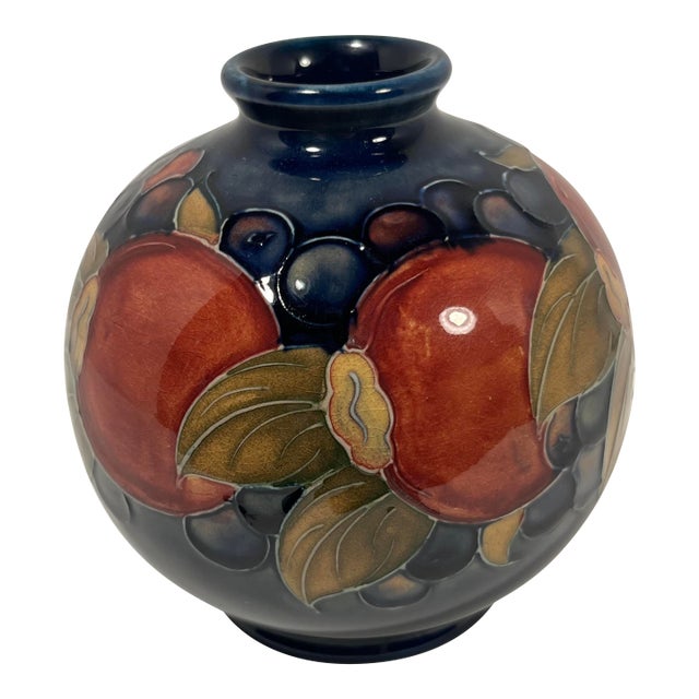 Circa 1930s Moorcroft Pottery England Bud Vase, Pomegranate Pattern Signed 4"h For Sale