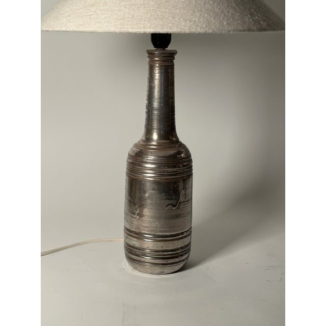 Bitossi for the Swedish Lighting Company Bergboms table lamp, in ceramic with silver metallic glaze. Tall cylinder body...