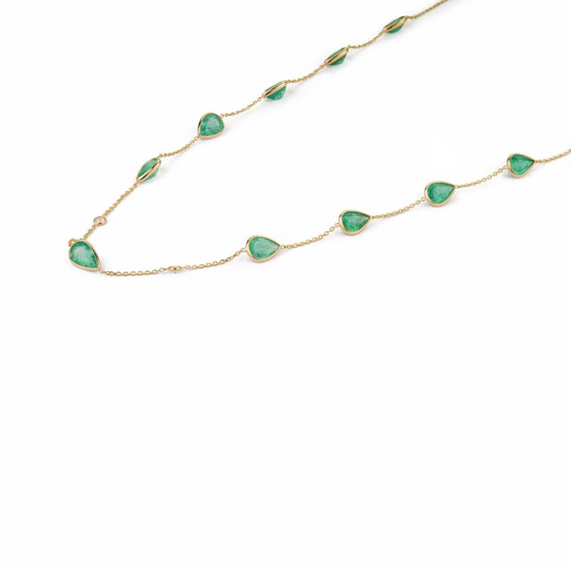 VR Jewels 14k Yellow Gold 6.84ct Pear-Cut Natural Emerald Station Necklace With Diamonds For Sale - Image 4 of 18