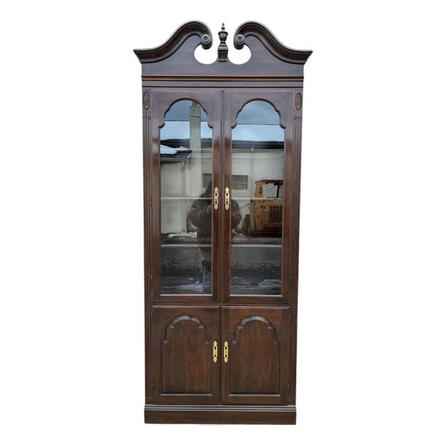 1980s Ethan Allen Breakfront Georgian Court Display Cabinet Curio Hutch Chippendale For Sale