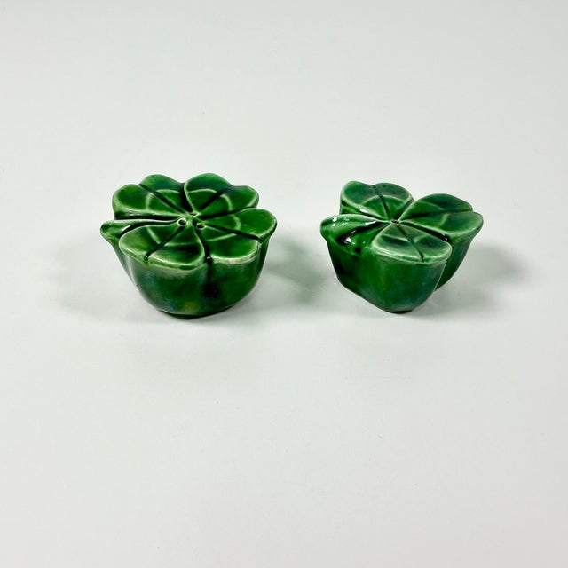 1960s 1960s Vintage Boho Chic Hollywood Regency Shamrock Salt & Pepper Shakers - A Pair. For Sale - Image 5 of 10
