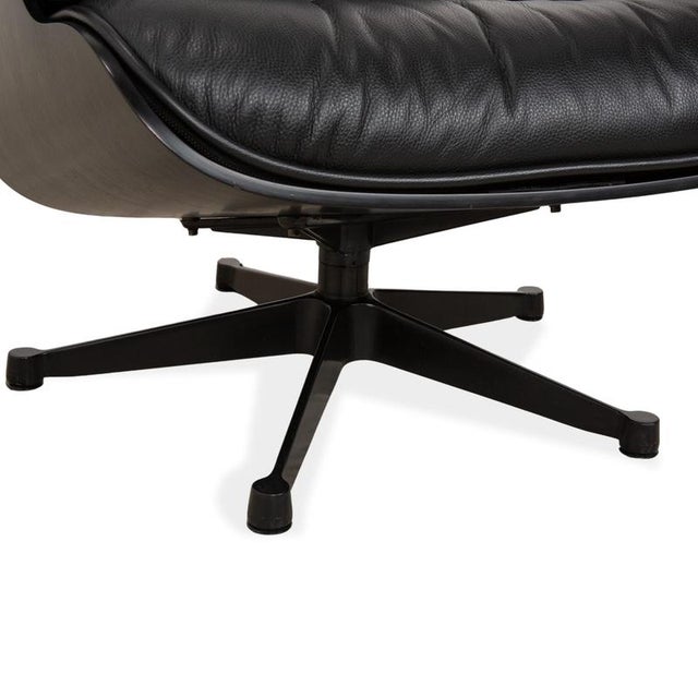 Set of Lounge Chair with Ottoman in Leather by Charles & Ray Eames for Vitra For Sale - Image 5 of 16