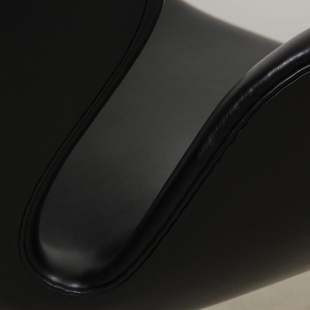 Vintage Height Adjustable Swan Chair in Black Leather by Arne Jacobsen, 1960s For Sale - Image 14 of 18
