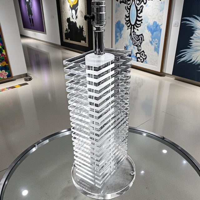 Vintage Mid Modernist Clear Lucite Stacked Tiled Skyscraper Table Lamp, Attributed to Bauer For Sale In Palm Springs - Image 6 of 10