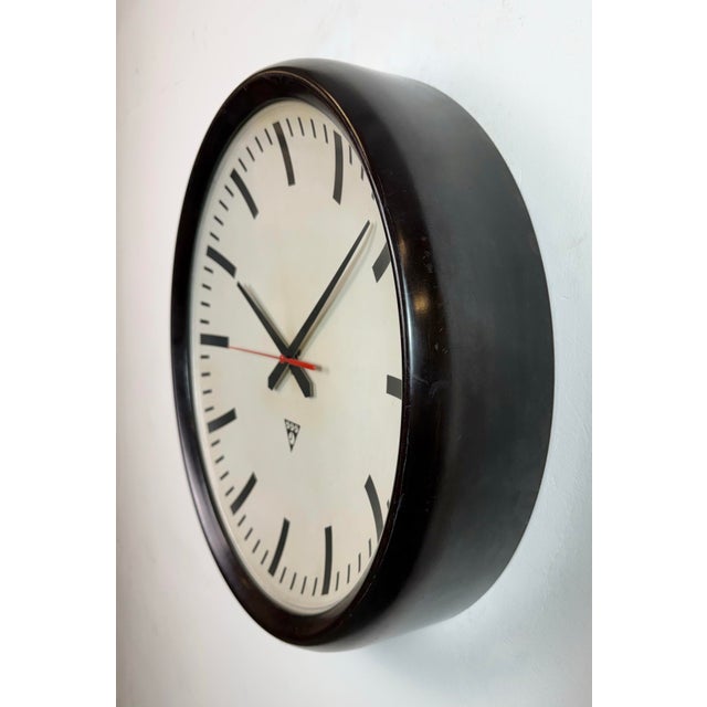 Mid-Century Modern Large Industrial Bakelite Factory Wall Clock from Pragotron, 1960s For Sale - Image 3 of 17