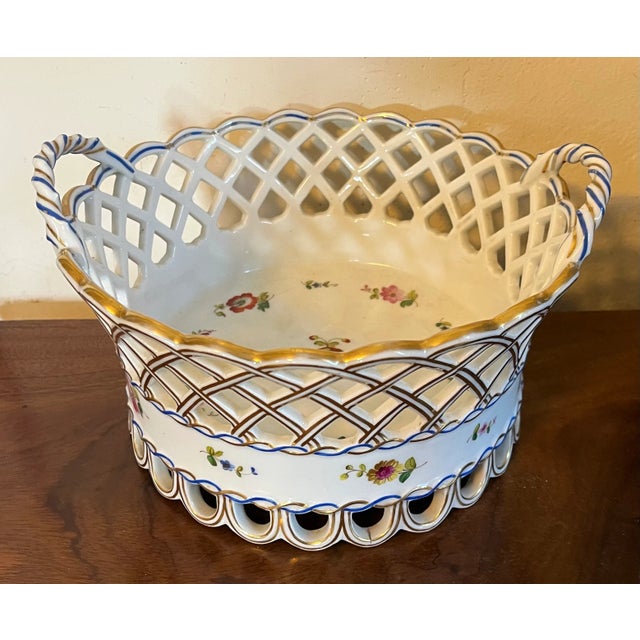 Antique Early 19th Century Old Paris Porcelain Reticulated Centerpiece Fruit Basket Decorated With Floral Sprig For Sale - Image 12 of 15