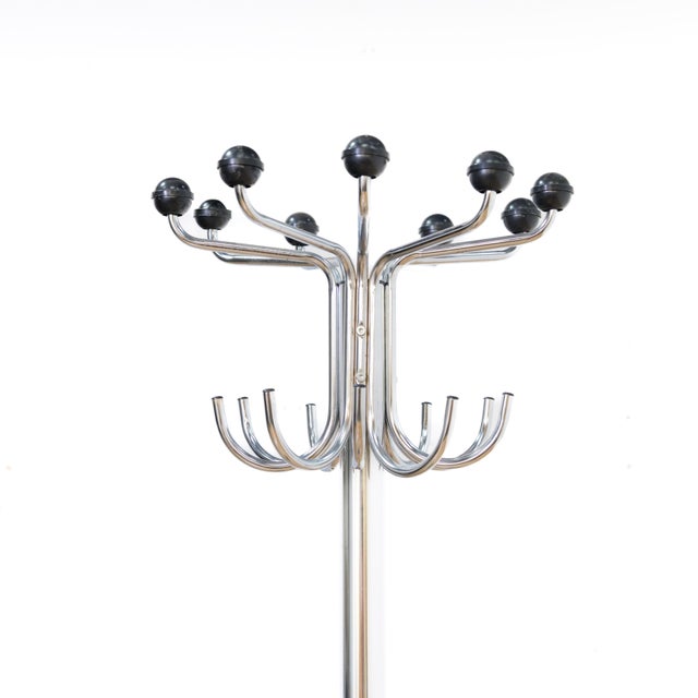 A sleek Bauhaus style coat stand dating from the 1970s. Featuring a minimalist chrome frame with a distinctive style black...