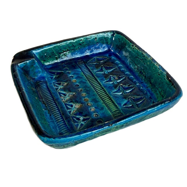 This is a fantastic Italian ceramic ashtray in the iconic Rimini Blue glaze associated with Bitossi and designer Aldo...