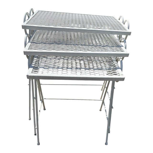 Mid-Century Modern Mid-Century White Metal Mesh Nesting Garden Patio Tables or Plant Stands Woodard Styled — Set of 3 For Sale - Image 3 of 7