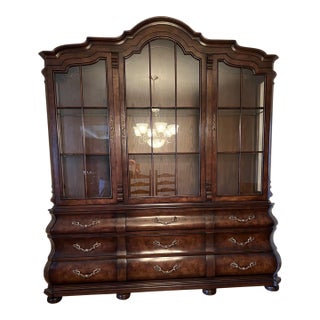 1980s Henredon Four Centuries Louis XV Breakfront China Cabinet Hutch Burlwood Bombe For Sale