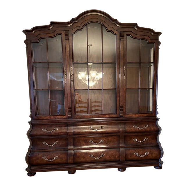 1980s Henredon Four Centuries Louis XV Breakfront China Cabinet Hutch Burlwood Bombe For Sale