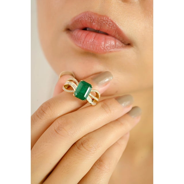 Octagon Cut Split Diamond Band Emerald Ring in 14k Gold Size 6 For Sale - Image 9 of 13