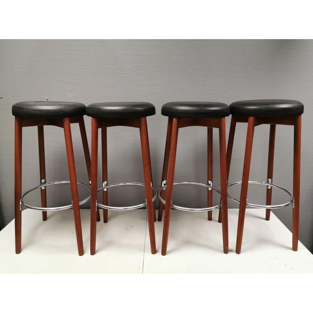 Teak Bar Stools with Black Imitation Leather Seats and Chrome-Plated Metal Footrests from Spøttrup Møbelfabrik, Denmark, 1960s, Set of 4 For Sale - Image 3 of 11