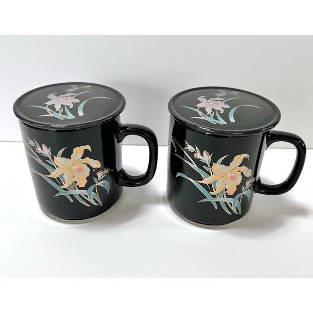 A wonderful set form the 1980s. Having a lid on my mug is my new favorite way to drink hot beverages. It keeps it warm...