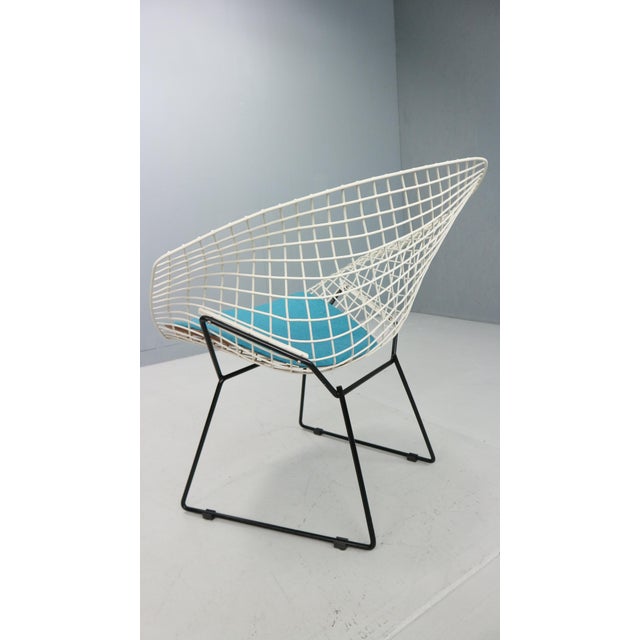 Diamond Chair in White and Black Metal by Harry Bertoia, 1960s For Sale - Image 3 of 16