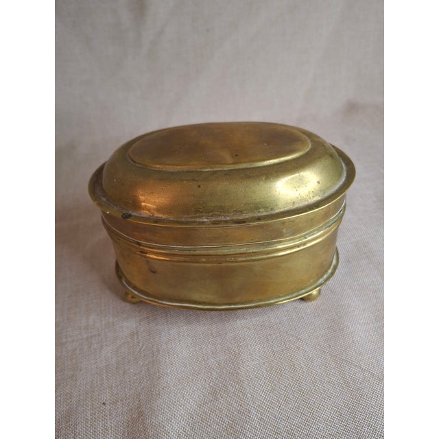 Antique 19th Century Oval Brass Tobacco Box – Hinged Keepsake or Trinket Casket For Sale - Image 4 of 12
