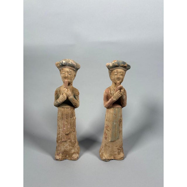 Asian Pair of sculptures of female musicians, Mingqi period, China, Tang Dynasty (618-907) For Sale - Image 3 of 6