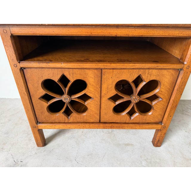1970s Vintage Henredon Pierced Carved Double-Door Nightstand / Bedside Cabinet For Sale - Image 4 of 12
