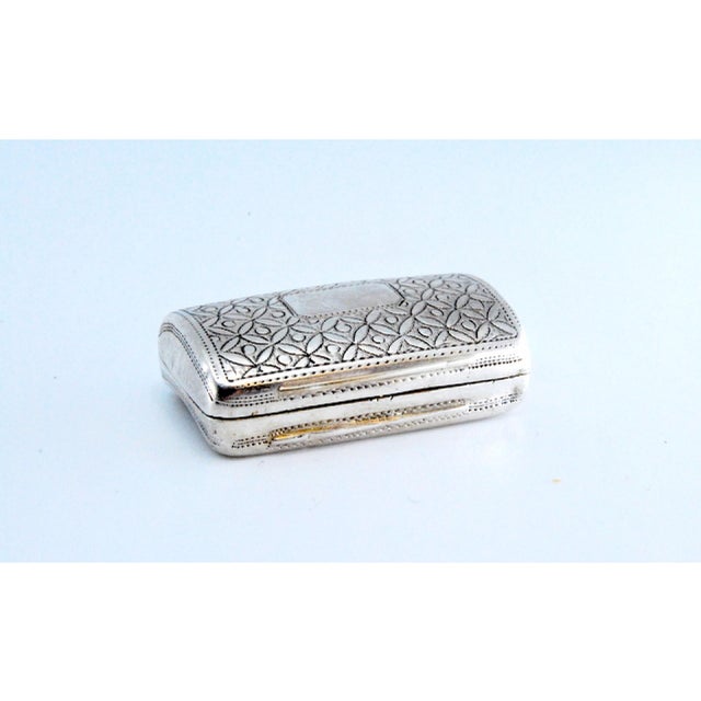 George III Curved Silver and Gold Vinaigrette Box with Lid Engraving For Sale - Image 10 of 11