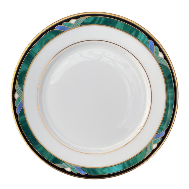 A stunning and sophisticated set from the Lenox Debut Collection, this “Kelly” pattern features a rich emerald green...