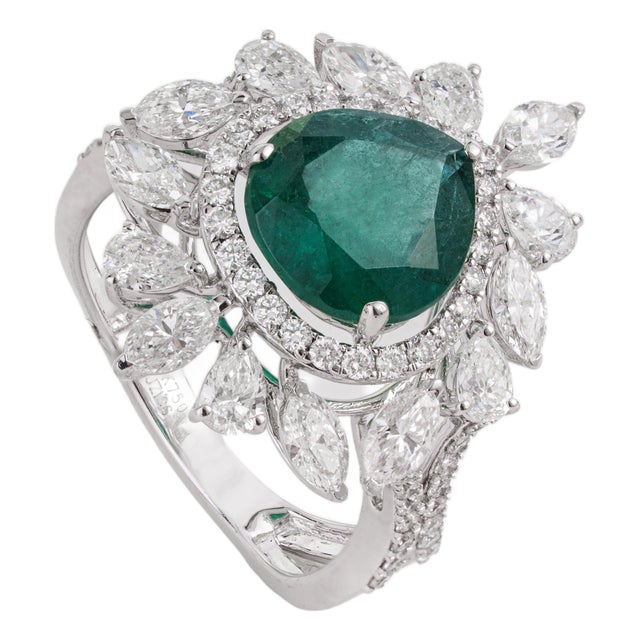 Luxury 2.24Ct Natural Emerald & 1.91Ct Diamond Halo Cocktail Ring Size 6.5 in 18k Gold For Sale