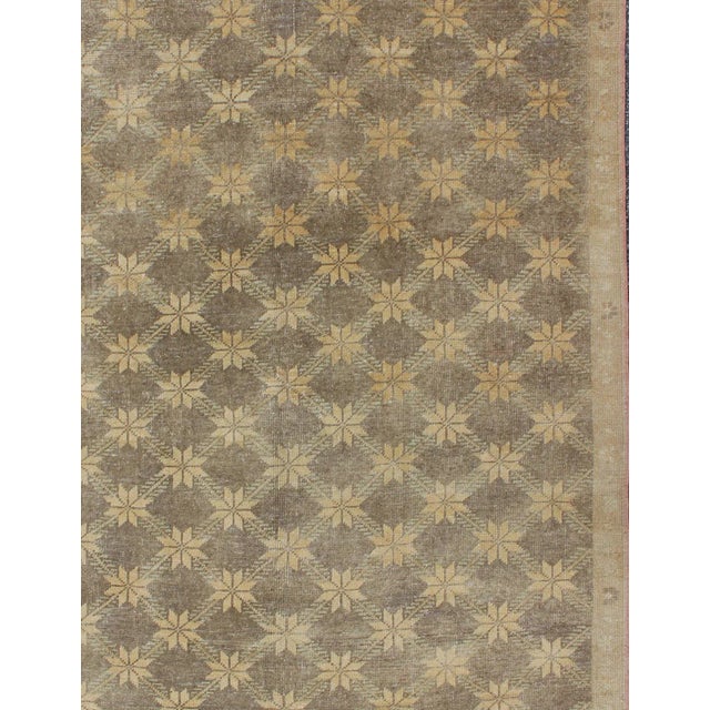 Brown midcentury vintage Turkish Oushak rug with floral or star lattice pattern, rug en-4463, country of origin / type:...