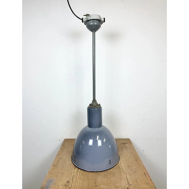Vintage industrial enamel ceiling lamp made by Elektrosvit in former Czechoslovakia during the 1950s. It features a grey (...