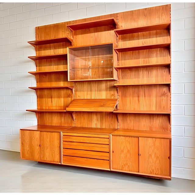 The royal shelving system includes 19 piedes and is a vintage gem and a design classic of mid-century modernism. *...