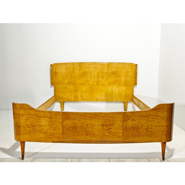This double bed, typical of the 1950s and 1960s, features elegant lines with rounded corners and a slightly arched...