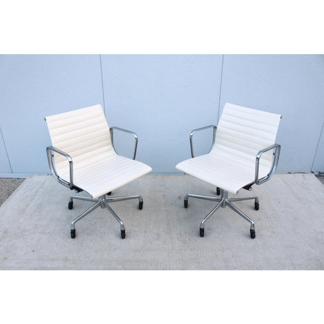 Mid-Century Herman Miller Eames Aluminum Group Management Chair in White Leather For Sale In New York - Image 6 of 18