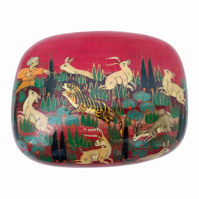 Vintage Hunter Tiger Kashmir Trinket Domed Box India Paper Mache Lacquer For Sale In Miami - Image 6 of 11
