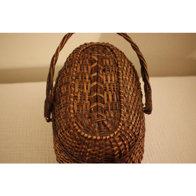 Farmhouse Early 20th Century Antique Amish Kavli Hand-Woven Wicker Lidded Storage Basket For Sale - Image 3 of 16