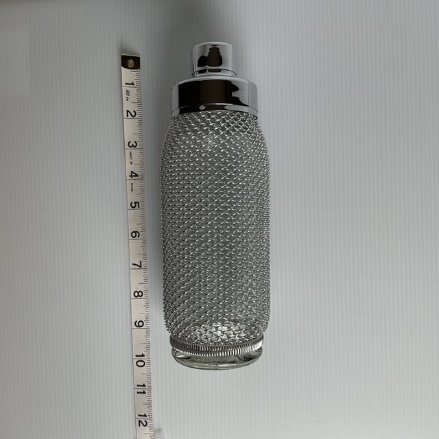 Vintage 1980s Czechoslovakian Merkuria Mesh Cocktail Shakers & Matching Large Siphon Bottle Bar Ware Set. For Sale - Image 4 of 11