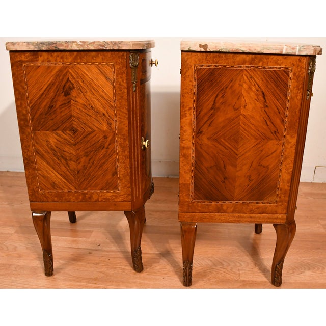 1900 Antique French Louis XV Walnut Inlay & Marble Top Pair Nightstands / Bedside Tables For Sale - Image 13 of 17