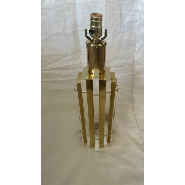Vintage Art Deco/Hollywood Regency Lucite/Brass Table Lamp For Sale - Image 4 of 9
