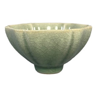 China Vintage‑Style Crackle‑Glaze Floral‑Shaped Celadon Tea Bowl For Sale
