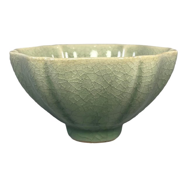 China Vintage‑Style Crackle‑Glaze Floral‑Shaped Celadon Tea Bowl For Sale