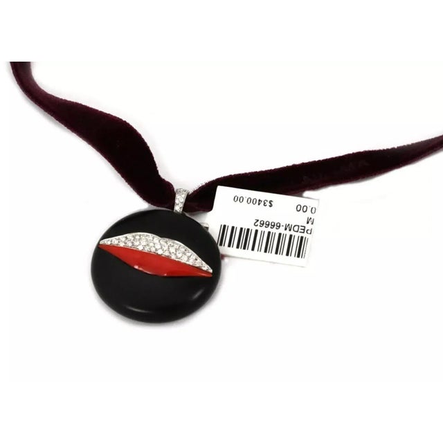 Contemporary Bvlgari Enigma Diamond Coral Jet 18k Gold Lips Pendant Velvet Necklace For Sale - Image 3 of 7