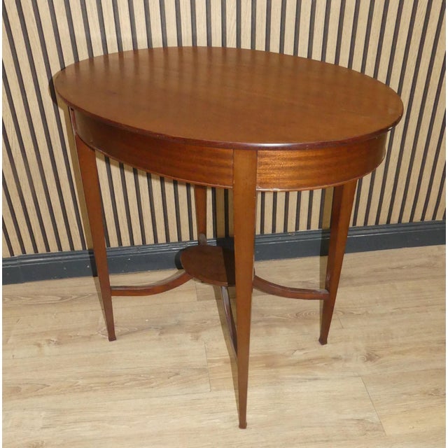 Stylish little table Side table / coffee table Oval with small shelf English style Very elegant side table Dimensions H...