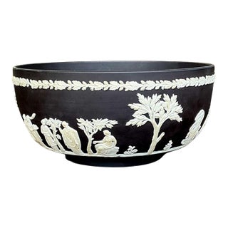 Mid-Century Wedgwood Black Jasperware Basalt Glaze Pottery Neoclassical Sacrifice Bowl For Sale