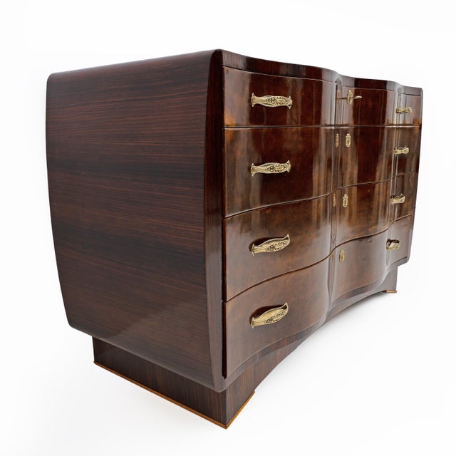 1930s Art Deco chest of drawers, with four drawers with curved central fronts and veneered in Thuja burl, curved sides...