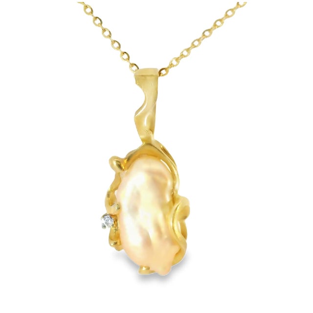 14K Yellow Gold Pink Baroque Pearl Diamond Pendant Elegant 14K Yellow Gold Pink Baroque Pearl Diamond Pendant featuring a...