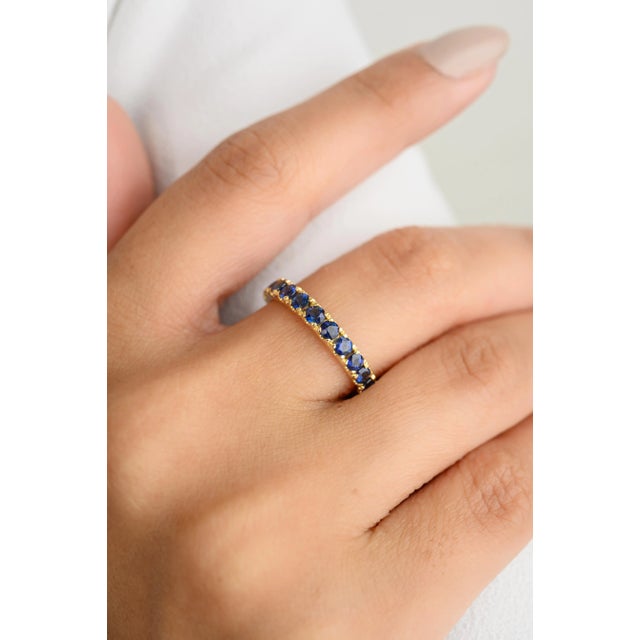 Full Eternity Sapphire Unisex Band Ring in 14k Gold Size 5 For Sale - Image 4 of 12