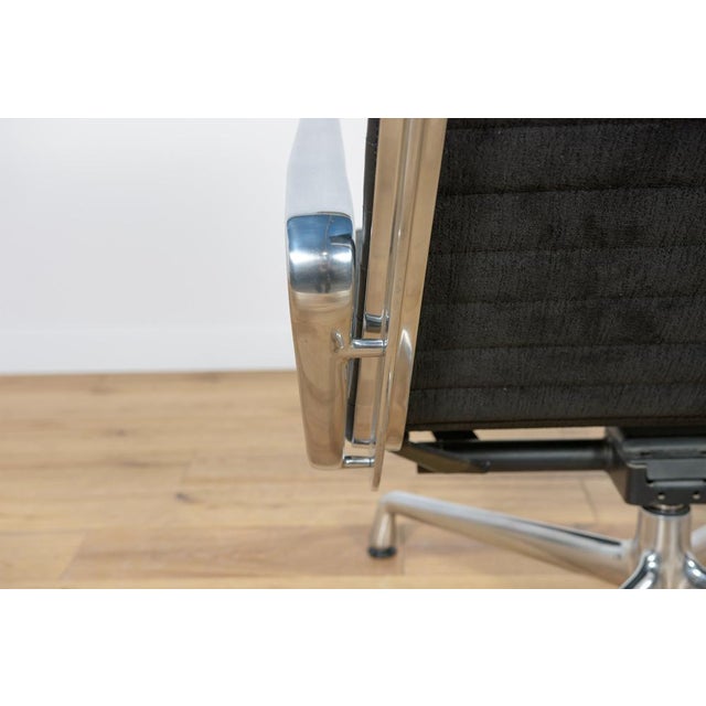 Set of Alu Group Ea124 & Ea125 Lounge Chair & Ottoman by Charles & Ray Eames for Vitra, 1980s For Sale - Image 17 of 18