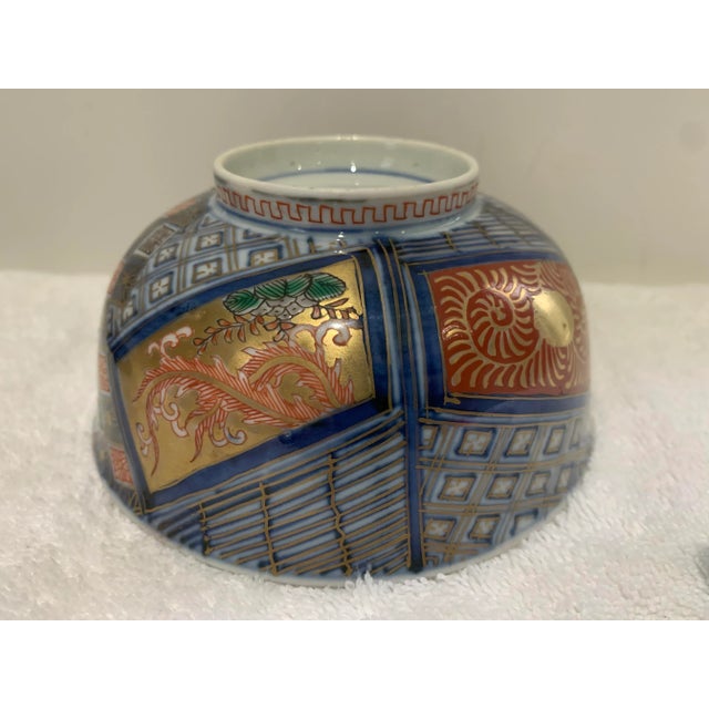 Japanese Antique Meiji Fuki Choshun Hand Painted Porcelain Rice Bowl With Cover and Wood Carved Stand For Sale In Charlotte - Image 6 of 10