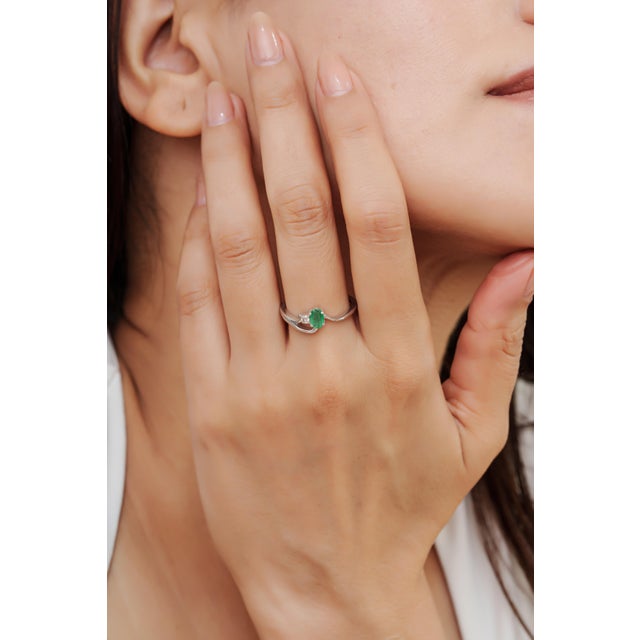 Contemporary 925 Silver Oval 0.55 Ct Emerald & Diamond Split-Shank Wave Ring Size 8 For Sale - Image 4 of 13