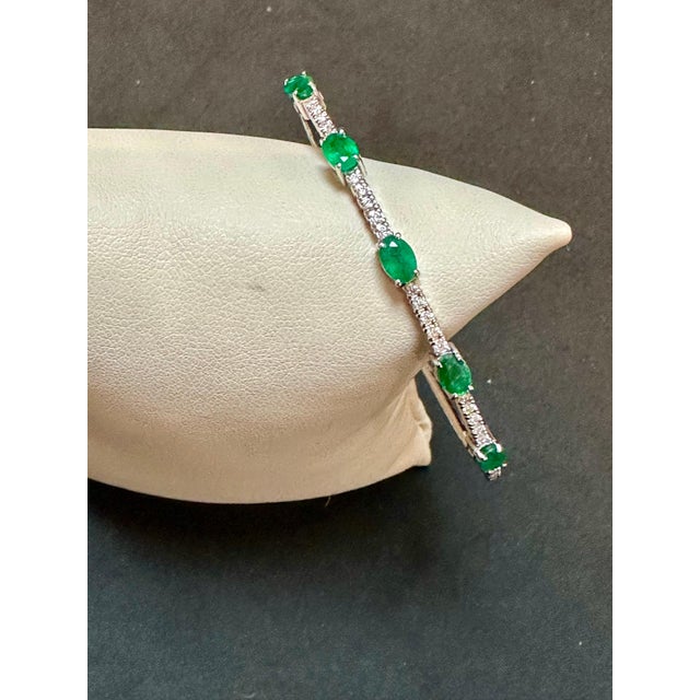 Arts & Crafts 2 Carat Natural Brazilian Emerald & Diamond Bangle Bracelet 14 Karat White Gold For Sale - Image 3 of 18