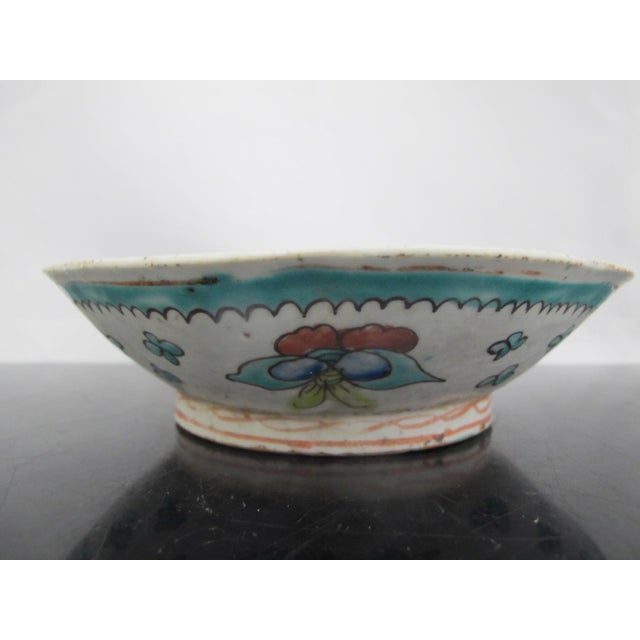 Chinese Nyonya Porcelain Butterfly & Flower Enamel Bowl With Turquoise Center For Sale In Portland, OR - Image 6 of 10
