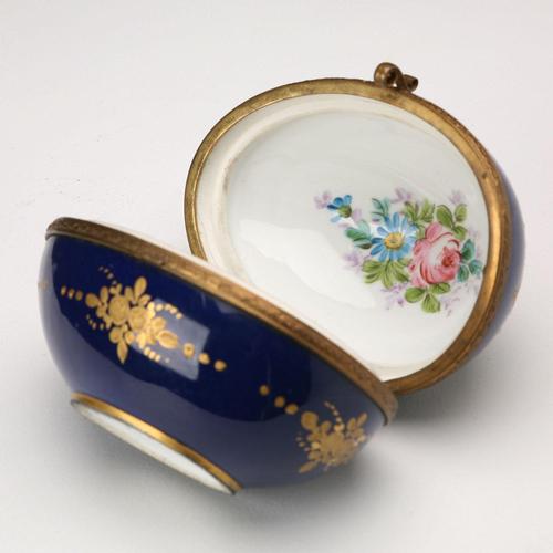 Sèvres Porcelain Jewelry Box from Chateau des Tuileries For Sale - Image 6 of 10